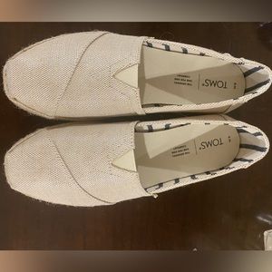Size 9 Tom’s new in box